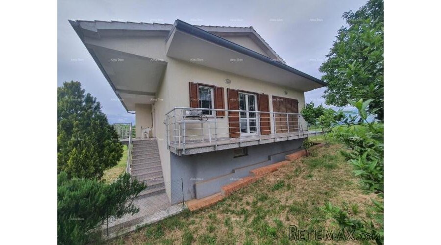 Obiteljska kuća s garažom, konobom i mogućnošću kupnje doda..