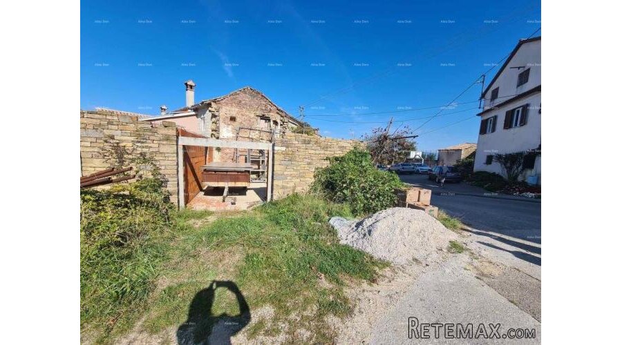Kamena kuća s okućnicom i započetom renovacijom – okolica Pa..