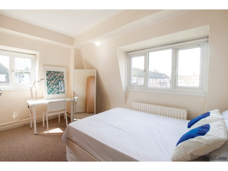 Single with double bed near Southfields..