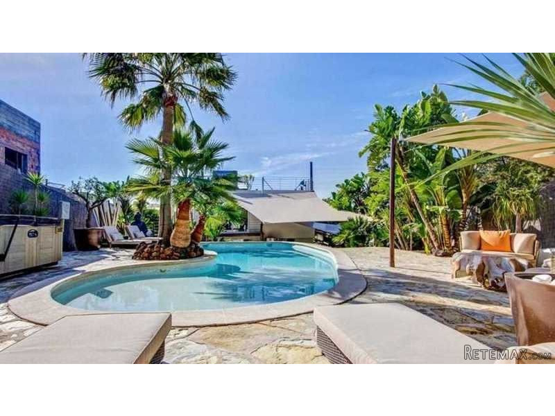 Bright and spacious villa with pool