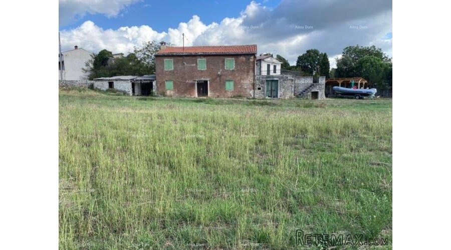 Kanfanar, Građevinsko zemljište 2.450 m² sa starom kamenom k..
