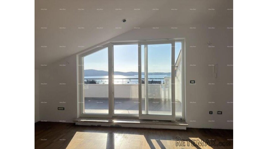 MEDULIN – penthouse s otvorenim pogledom na more, 150 m od o..