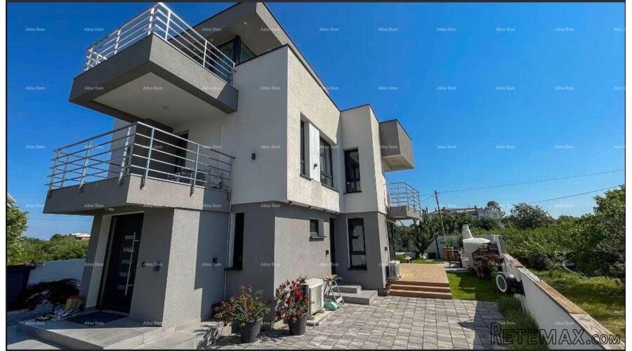 Moderna vila u Istri s pogledom na more, krovnom terasom i..