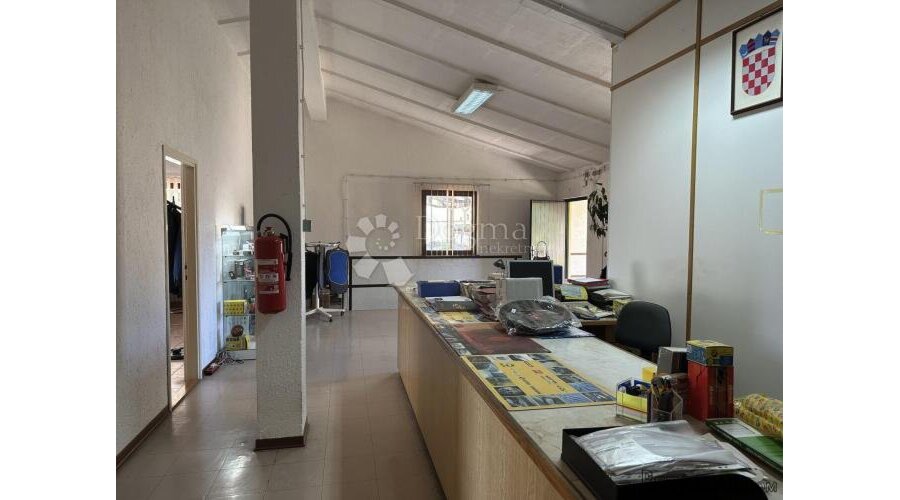 Matulji-poslovni prostor 400m2 sa 680 m2okućnice