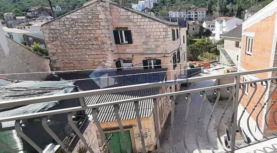 Vis, kamena kuća 120 m2 u centru s dvorištem 30 m2 - 3