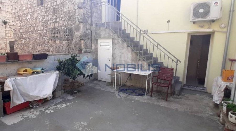 Vis, kamena kuća 120 m2 u centru s dvorištem 30 m2 - 4