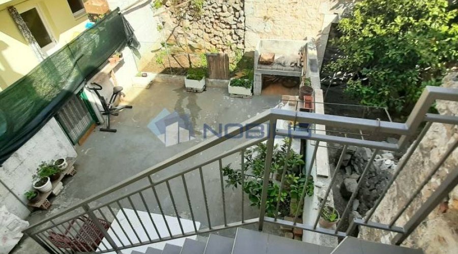 Vis, kamena kuća 120 m2 u centru s dvorištem 30 m2 - 5