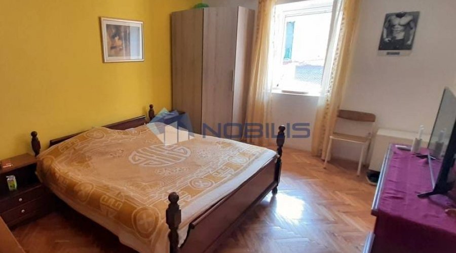 Vis, kamena kuća 120 m2 u centru s dvorištem 30 m2 - 8