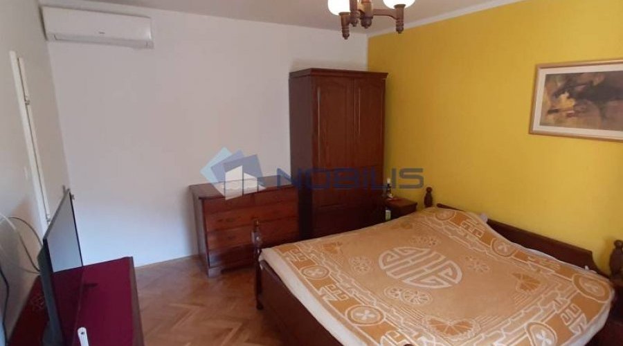 Vis, kamena kuća 120 m2 u centru s dvorištem 30 m2 - 9