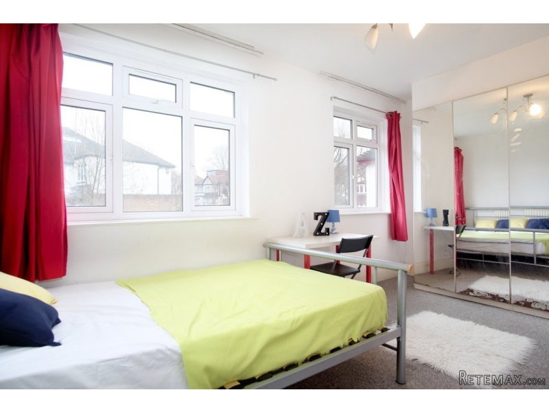 Single with double bed near Brent Cross..