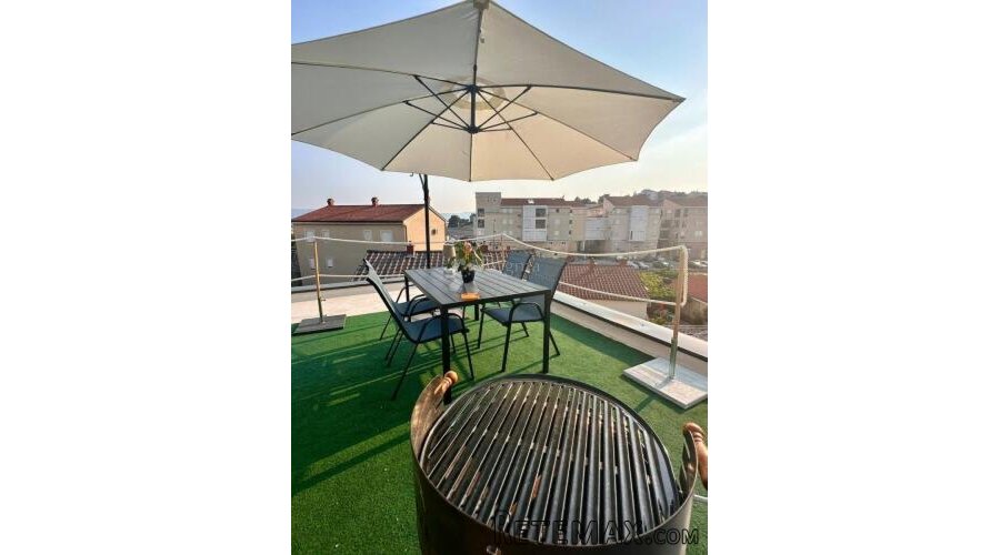 Dvije kuće blizu mora