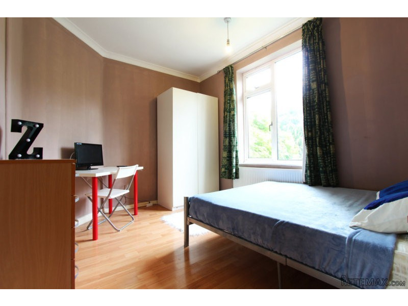 Single with double bed near White City..
