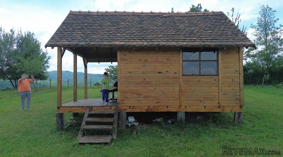 Kuca od drveta sa placem