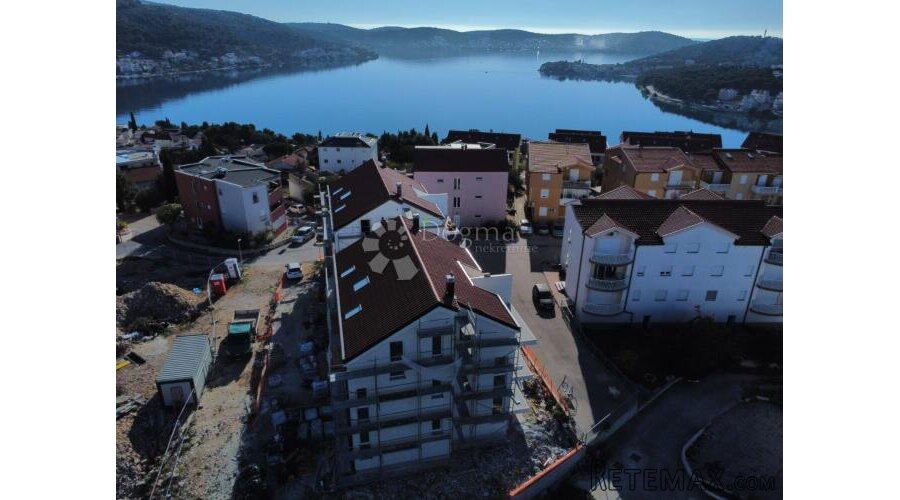 ROGOZNICA- STAN NA DRUGOM KATU S PREDIVNIM POGLEDOM s6