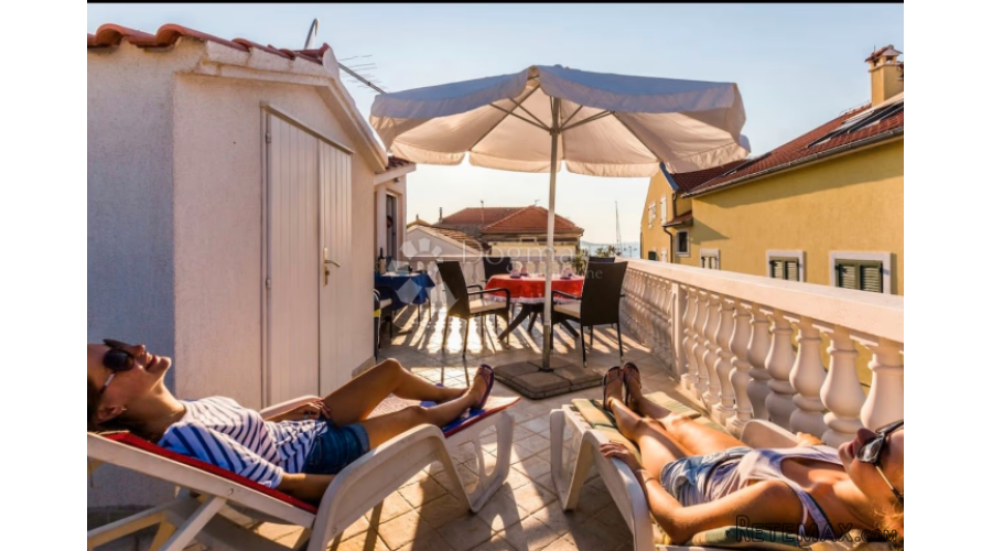 Kuća u Tisnom sa 3 apartmana, nekoliko metara od mora - 3