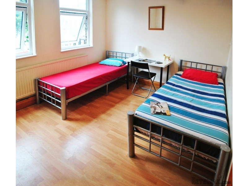 Twin with 2 single bed near Maida Vale..
