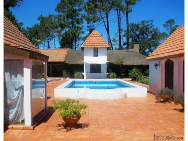 5 Bedroom House - For Rent - Golf - 2