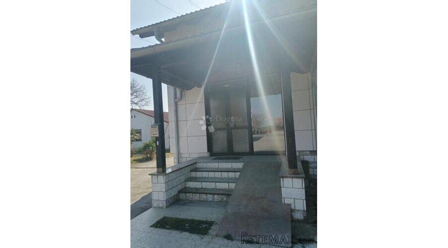 Velika kuća s poslovnim prostorom i dodatnim objektima - 2