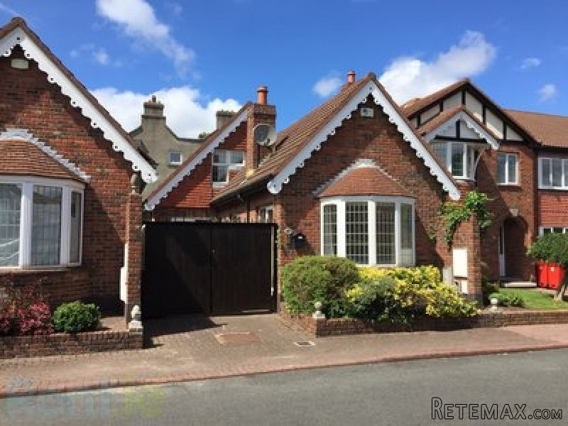 Shrewsbury, Off Shrewsbury Park..