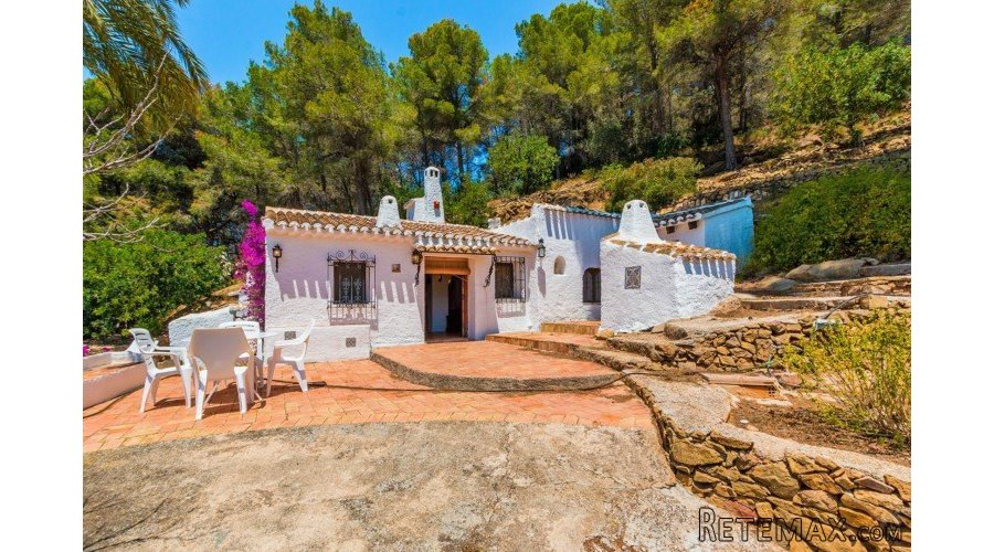 Ideally located right on the edge of the village, this.. - 2