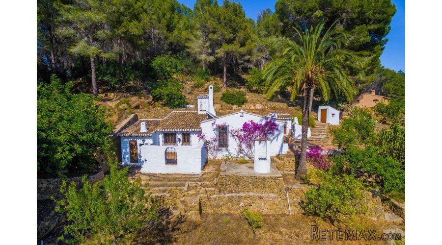 Ideally located right on the edge of the village, this.. - 3