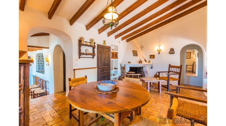 Ideally located right on the edge of the village, this.. - 7