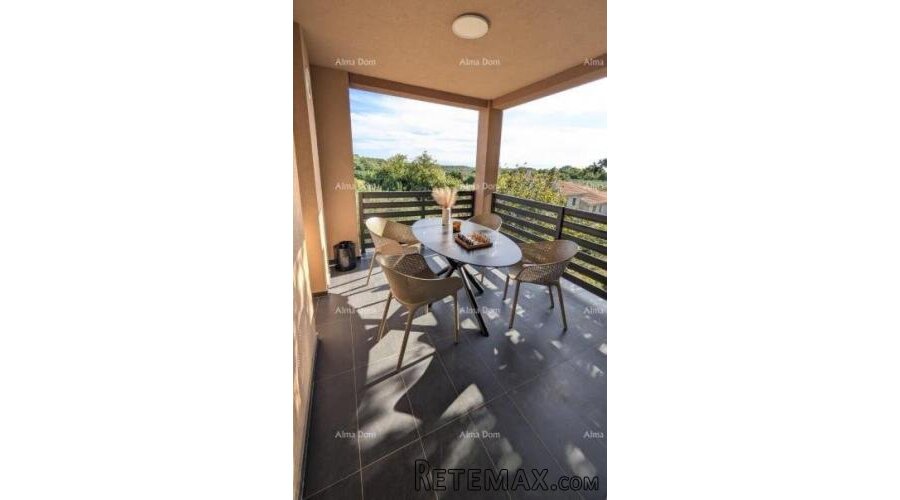 BRTONIGLA, ISTRA – Moderan 3-soban apartman s vrtom i dva p..
