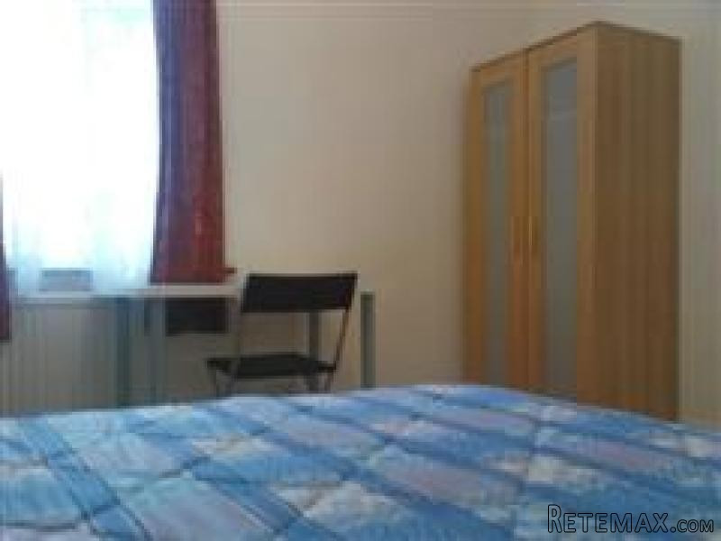 Single with double bed near Turnpike..