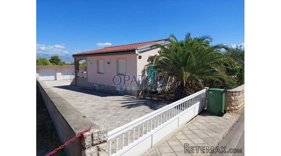 Vir, kuća 2 apartmana, 2 garaže i velika okućnica