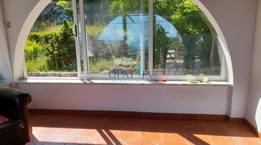 Mošćenice - u zaseocu ponad Mošćenica prodaje se katnica s d.. - 2