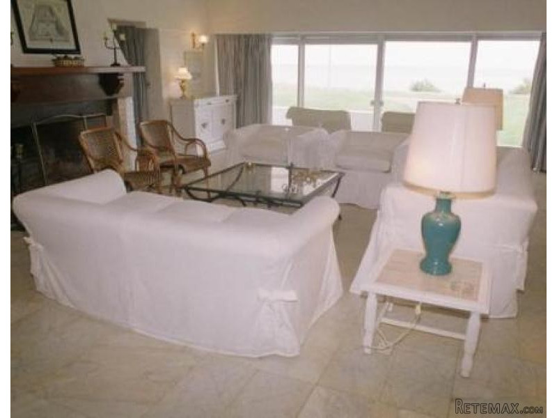 6 Bedroom House - For Rent - Pinares - 2