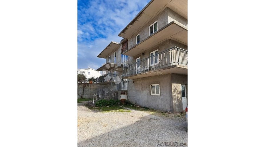 PROSTRANA KUĆA SA APARTMANIMA + POSLOVNI PROSTOR