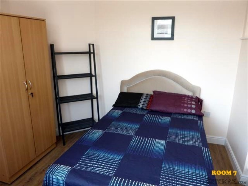 Single with double bed near Manor House..