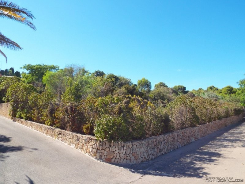 Superb building plot with seaview on..