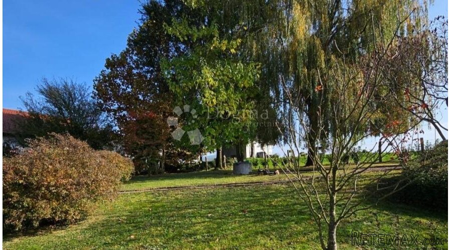 Sunčana parcela s pogledom i potencijalom!