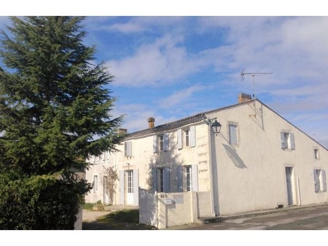 Large Charentaise House With Bed And..