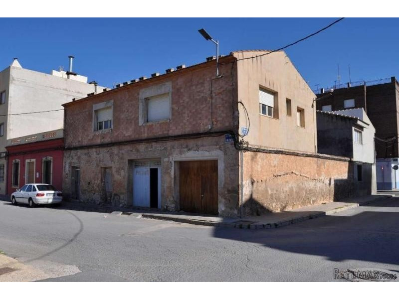 Large town house to reform in Pinoso..