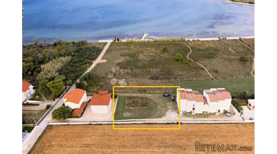 Atraktivno građevinsko zemljište 633m² svega 130m od mora!