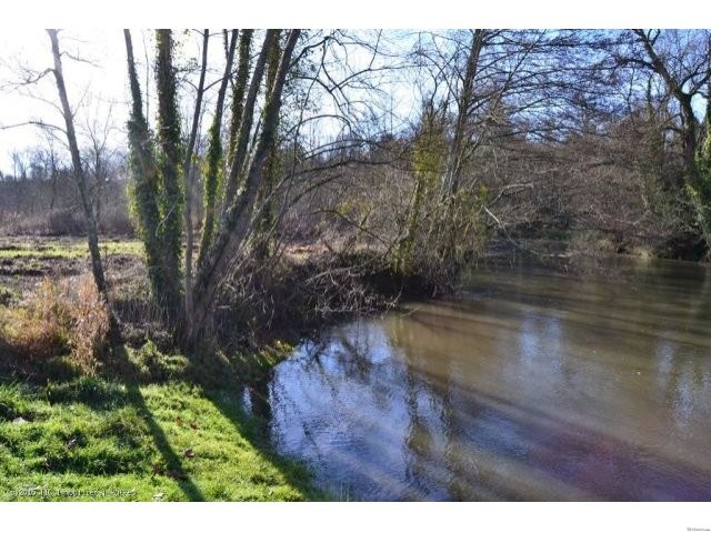 Leisure plot bordering the river..