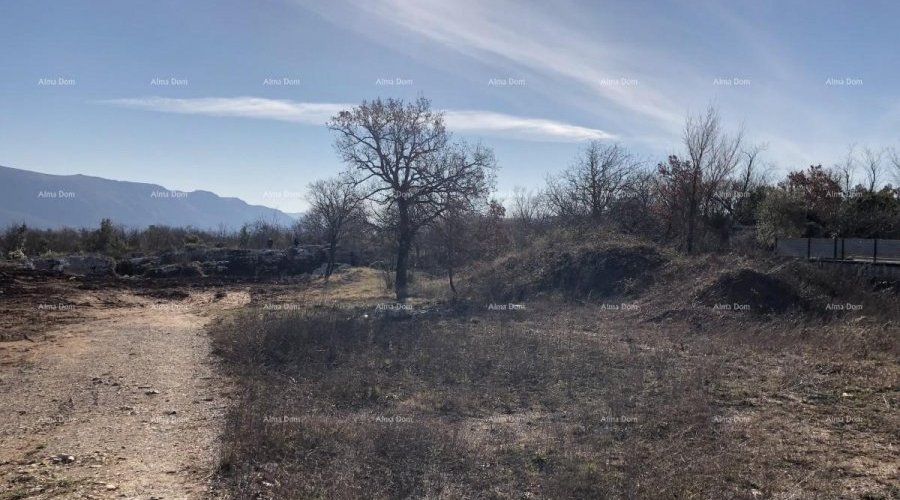 Veliko građevinsko zemljište sa projektom za izgradnju 2 k..