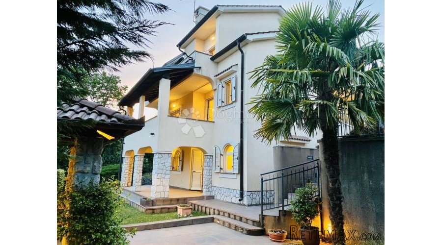 Luksuzna kuća s tri etaže i prostranom okućnicom