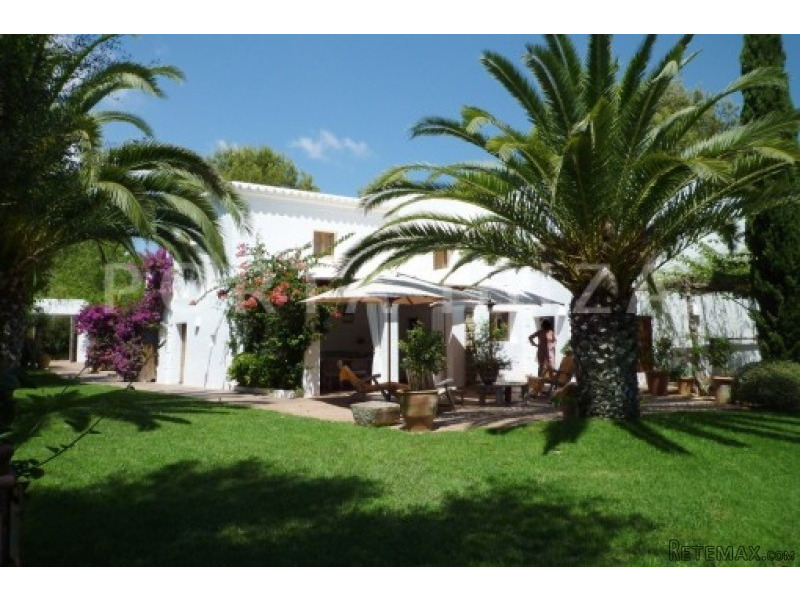 A beautifully restored finca set in..