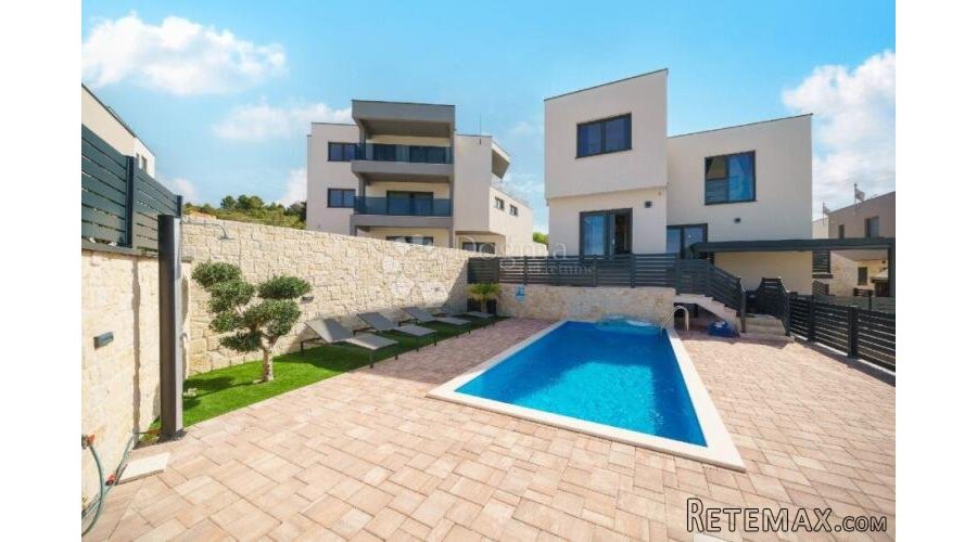 Vodice – luksuzna novogradnja s bazenom i panoramskim pogled