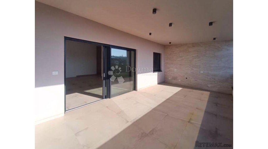 PREKRASNI PENTHOUSE S VELIKOM TERASOM I POGLEDOM NA MORE! GA