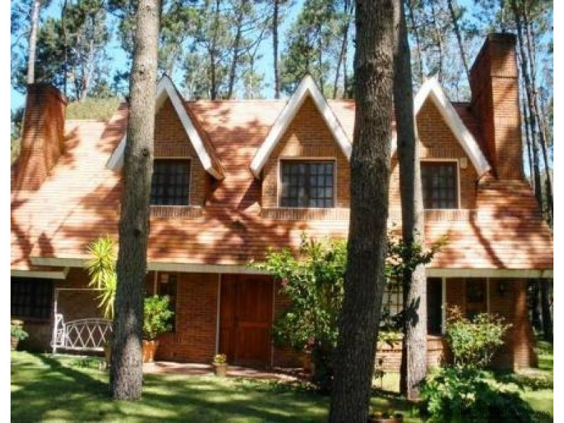 3 Bedroom House - For Rent - Pinares