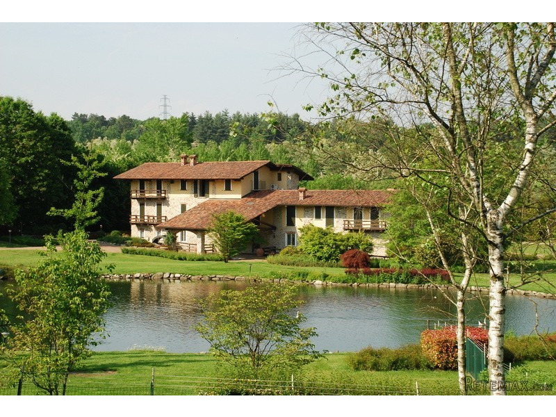 Wonderful Property In Comignago