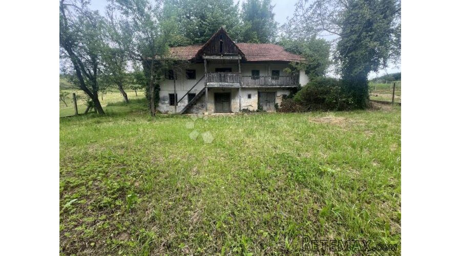 Građevinsko zemljište 1.600 m2 sa starom kućom za rušenje -