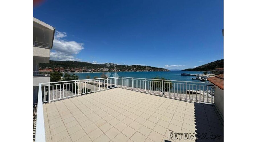 KUĆA S 3 APARTMANA I POSLOVNIM PROSTOROM VINIŠĆE