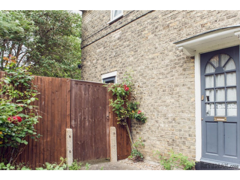 Single with double bed near White City.. - 2