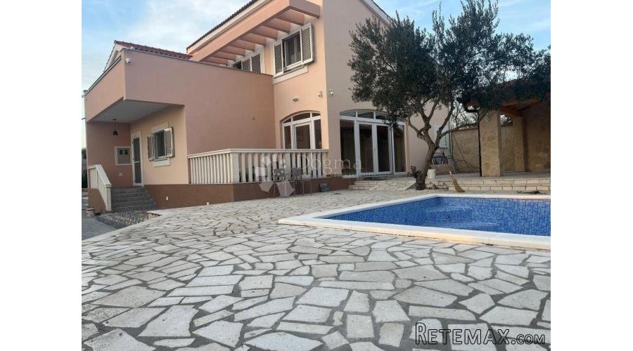 PRILIKA! Predivna vila s bazenom u zaleđu Vodica - 3